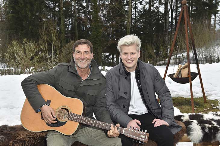 Thomas Witzany (Gastgeber), Thorsteinn Einarsson (Musiker)Foto: (c) BrauerPhotos f&uuml;r Hummelwiese